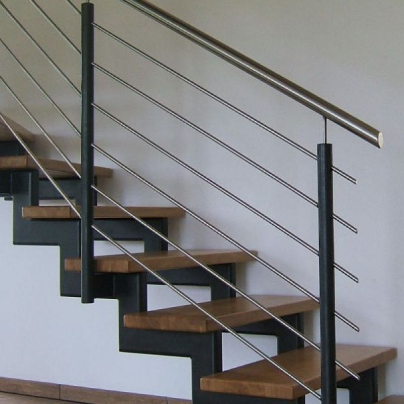 Schody na konstrukcji metalowej - ażurowe schody drewniane na konstrukcji stalowej z balustradą ze stali nierdzewnej i stali czarnej lakierowanej poszkowo